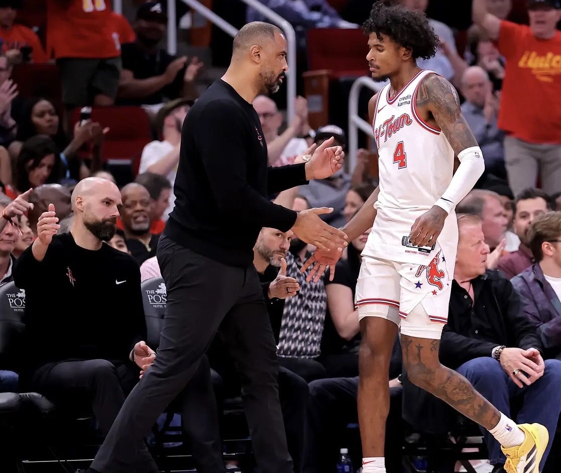 九游体育-勇士观众热烈欢呼！，阿扎伦卡迎来十赛季出色发挥比赛高潮迭起(阿扎伦卡百科)