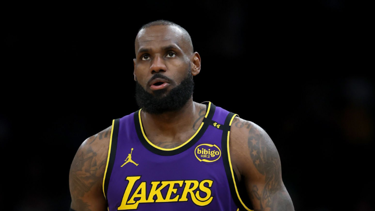 九游娱乐-詹姆斯在C9比赛中突破纪录，战术调整引发热议！的简单介绍